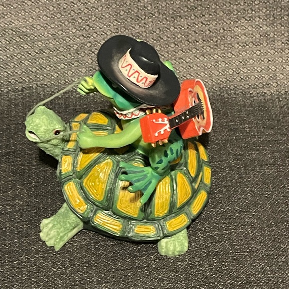 Guitar strapped turtle musical figurine. - Picture 3 of 4